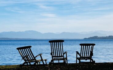 stuehle am Wasser 368x230 - Home